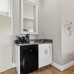 Holiday home 2mi Downtown Hot Tub Balcony 4 King Beds Nashville