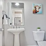 2mi Downtown Hot Tub Balcony 4 King Beds Holiday home *