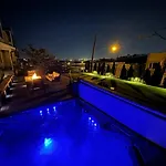 2mi Downtown Hot Tub Balcony 4 King Beds
