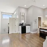 2mi Downtown Hot Tub Balcony 4 King Beds *