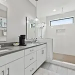 Holiday home 2mi Downtown Hot Tub Balcony 4 King Beds Nashville