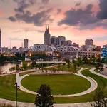 Centennial Park Condo Near Broadway Sleeps 4