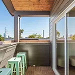 The Jolene Bubbly Bar With Views 5min To Dt Holiday home *