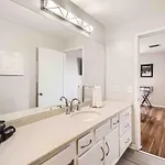 Apartment Uncork And Unwind Free Parking Pool Walk To Broadway!