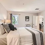 Apartment Uncork And Unwind Free Parking Pool Walk To Broadway!