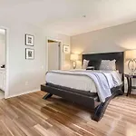 Uncork And Unwind Free Parking Pool Walk To Broadway! Apartment