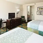 Hotel La Quinta By Wyndham Airport 3*