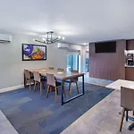 Hotel La Quinta By Wyndham Airport 3*