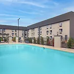 La Quinta By Wyndham Airport Hotel