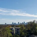 Luxe 4br Retreat With Hot Tub & Skyline Deck Holiday home