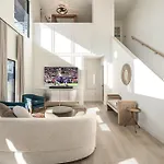 Hyve - Halo - Pool & Gym - Large Private Balcony