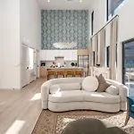 Hyve - Halo - Pool & Gym - Large Private Balcony