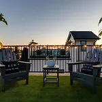 Holiday home 2 Side By Side Homes With Rooftops *