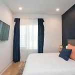 Holiday home 2 Side By Side Homes With Rooftops *