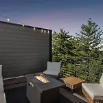New Stylish Nash Townhouse W Hot Tub & Rooftop Apartment Nashville