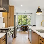 New Stylish Nash Townhouse W Hot Tub & Rooftop Apartment Nashville