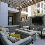 The Nash Luxe, Pool, Gym, Nightlife! Apartment