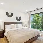 Apartment New Stylish Nash Townhouse W Hot Tub & Rooftop Nashville