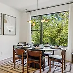 New Stylish Nash Townhouse W Hot Tub & Rooftop *