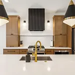 New Stylish Nash Townhouse W Hot Tub & Rooftop *