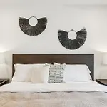 New Stylish Nash Townhouse W Hot Tub & Rooftop Apartment Nashville