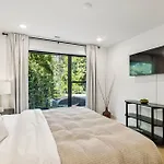 New Stylish Nash Townhouse W Hot Tub & Rooftop Nashville