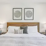 New Stylish Nash Townhouse W Hot Tub & Rooftop Apartment Nashville