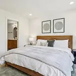 Apartment New Stylish Nash Townhouse W Hot Tub & Rooftop