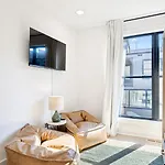 New Stylish Nash Townhouse W Hot Tub & Rooftop *