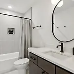 New Stylish Nash Townhouse W Hot Tub & Rooftop Apartment