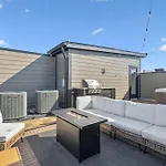 New Stylish Nash Townhouse W Hot Tub & Rooftop *