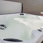New Stylish Nash Townhouse W Hot Tub & Rooftop