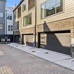 New Stylish Nash Townhouse W Hot Tub & Rooftop Apartment *