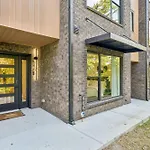 New Stylish Nash Townhouse W Hot Tub & Rooftop Apartment
