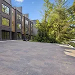 New Stylish Nash Townhouse W Hot Tub & Rooftop *