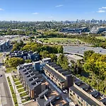 New Stylish Nash Townhouse W Hot Tub & Rooftop Apartment