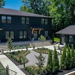 The Nomad: 4 1Brs 2 Studios 24-Guest Retreat