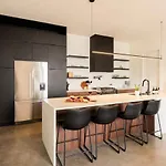 Nash Chic Near Dt Rooftop Luxe Comfort Holiday home *