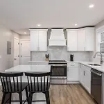 24-guest Retreat The Nomad: X2 1br X4 Apartment *
