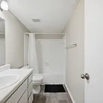 Apartment Comfortable Retreat With In-unit Washerdryer *