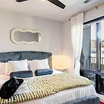 Sleeps 24 4 Modern Midtown Apartments W Gym Pool Walkable To Shops Eats