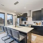 Modern West End Condo For 6 Shared Pool & Gym