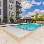 Modern West End Condo For 6 Shared Pool & Gym