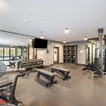 Modern West End Condo For 6 Shared Pool & Gym