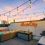 New Nashvegas Downtown Rooftop Views 13beds Holiday home Nashville