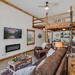 The Den At J-barn - Secluded Retreat