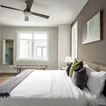 Holiday home West End Luxe - Outdoor Patio And Rooftop Views