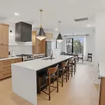 Apartment New Stylish Nash Townhouse W Hot Tub & Rooftop