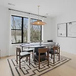 New Stylish Nash Townhouse W Hot Tub & Rooftop