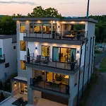 Modern Luxury Hot Tub Mini Golf Elevator Views Holiday home